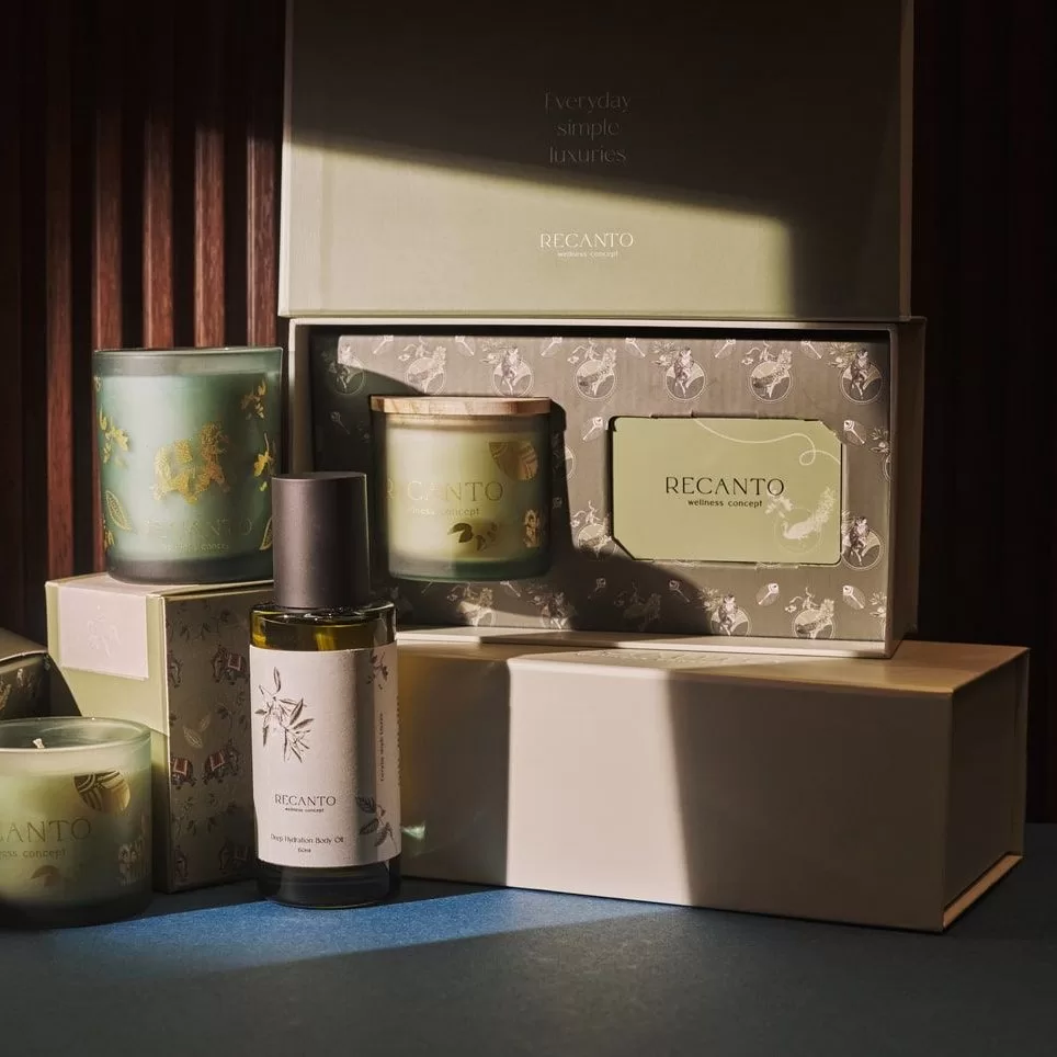 Luxury cosmetic gift box with cream cardboard, patterned insert, and branded packaging for retail brands