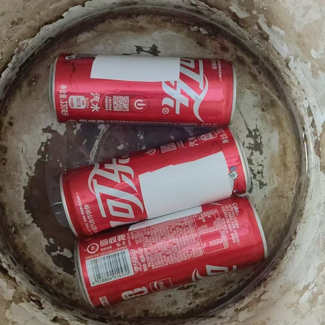White freezer-grade label samples on beverage cans after 24 hours of water immersion